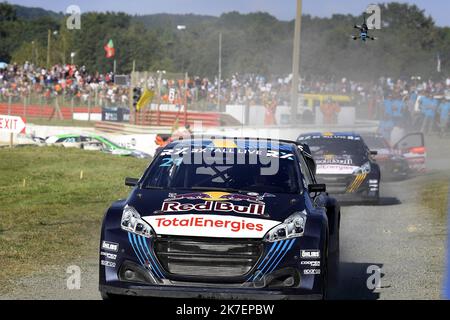 ©PHOTOPQR/OUEST FRANCE/Marc OLLIVIER ; Lohéac ; 05/09/2021 ; la course est filmée par un drone (à droite) Timmy HANSEN (SWE) vainqueur du championnat du monde de la traversée FIA World RX 2021 à Lohéac (35) en Bretagne. - Championnat du monde de la FIA 2021 à Lohéac (35) en Bretagne. Banque D'Images