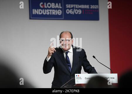 ©PHOTOPQR/LE PROGRES/Joël PHILIPPON - Chassieu 06/09/2021 - Jean Castex au salon Global Industrie 2021. 6 septembre 2021 -Jean Castex au salon Global Industrie 2021 en présence de Olivier Ginon PDG de GL Events, Bruno Bernard pdt Métropole, Laurent Wauquiez pdt région Auvergne Rhone-Alpes et Agnès Pannier-Runacher, sectaire d'État auprès du ministre de l'économie et des Finances - 09/06/2021. Premier ministre français Jean Castex. Banque D'Images