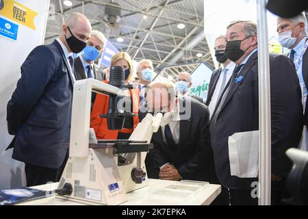 ©PHOTOPQR/LE PROGRES/Joël PHILIPPON - Chassieu 06/09/2021 - Jean Castex au salon Global Industrie 2021. 6 septembre 2021 -Jean Castex au salon Global Industrie 2021 en présence de Olivier Ginon PDG de GL Events, Bruno Bernard pdt Métropole, Laurent Wauquiez pdt région Auvergne Rhone-Alpes et Agnès Pannier-Runacher, sectaire d'État auprès du ministre de l'économie et des Finances - 09/06/2021. Premier ministre français Jean Castex. Banque D'Images