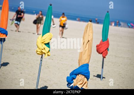 ©PHOTOPQR/Ouest FRANCE/Daniel FOURAY ; Deauville . 14 . ; 06/09/2021 ; 47E Festival du cinéma américain de Deauville . Illustration plage de Deauviles . Parasols . Photo Daniel Fouray . - Plage de Deauville, à l'ouest de la France. Banque D'Images