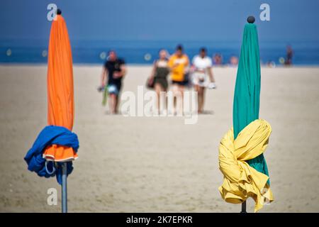 ©PHOTOPQR/Ouest FRANCE/Daniel FOURAY ; Deauville . 14 . ; 06/09/2021 ; 47E Festival du cinéma américain de Deauville . Illustration plage de Deauviles . Parasols . Photo Daniel Fouray . - Plage de Deauville, à l'ouest de la France. Banque D'Images