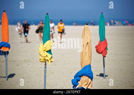 ©PHOTOPQR/Ouest FRANCE/Daniel FOURAY ; Deauville . 14 . ; 06/09/2021 ; 47E Festival du cinéma américain de Deauville . Illustration plage de Deauviles . Parasols . Photo Daniel Fouray . - Plage de Deauville, à l'ouest de la France. Banque D'Images