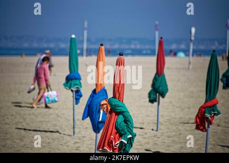 ©PHOTOPQR/Ouest FRANCE/Daniel FOURAY ; Deauville . 14 . ; 06/09/2021 ; 47E Festival du cinéma américain de Deauville . Illustration plage de Deauviles . Parasols . Photo Daniel Fouray . - Plage de Deauville, à l'ouest de la France. Banque D'Images