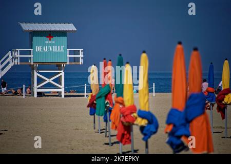 ©PHOTOPQR/Ouest FRANCE/Daniel FOURAY ; Deauville . 14 . ; 06/09/2021 ; 47E Festival du cinéma américain de Deauville . Illustration plage de Deauviles . Parasols . Photo Daniel Fouray . - Plage de Deauville, à l'ouest de la France. Banque D'Images