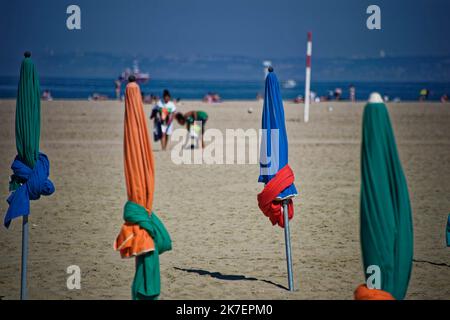 ©PHOTOPQR/Ouest FRANCE/Daniel FOURAY ; Deauville . 14 . ; 06/09/2021 ; 47E Festival du cinéma américain de Deauville . Illustration plage de Deauviles . Parasols . Photo Daniel Fouray . - Plage de Deauville, à l'ouest de la France. Banque D'Images