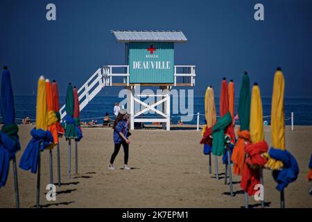 ©PHOTOPQR/Ouest FRANCE/Daniel FOURAY ; Deauville . 14 . ; 06/09/2021 ; 47E Festival du cinéma américain de Deauville . Illustration plage de Deauviles . Parasols . Photo Daniel Fouray . - Plage de Deauville, à l'ouest de la France. Banque D'Images