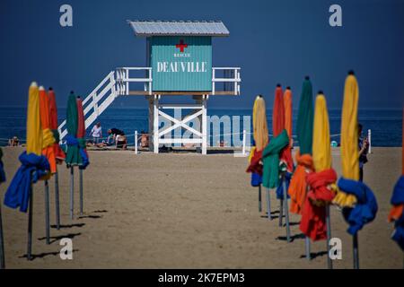 ©PHOTOPQR/Ouest FRANCE/Daniel FOURAY ; Deauville . 14 . ; 06/09/2021 ; 47E Festival du cinéma américain de Deauville . Illustration plage de Deauviles . Parasols . Photo Daniel Fouray . - Plage de Deauville, à l'ouest de la France. Banque D'Images