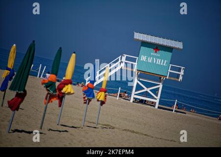 ©PHOTOPQR/Ouest FRANCE/Daniel FOURAY ; Deauville . 14 . ; 06/09/2021 ; 47E Festival du cinéma américain de Deauville . Illustration plage de Deauviles . Parasols . Photo Daniel Fouray . - Plage de Deauville, à l'ouest de la France. Banque D'Images