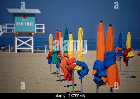 ©PHOTOPQR/Ouest FRANCE/Daniel FOURAY ; Deauville . 14 . ; 06/09/2021 ; 47E Festival du cinéma américain de Deauville . Illustration plage de Deauviles . Parasols . Photo Daniel Fouray . - Plage de Deauville, à l'ouest de la France. Banque D'Images