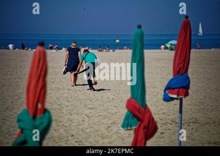 ©PHOTOPQR/Ouest FRANCE/Daniel FOURAY ; Deauville . 14 . ; 06/09/2021 ; 47E Festival du cinéma américain de Deauville . Illustration plage de Deauviles . Parasols . Photo Daniel Fouray . - Plage de Deauville, à l'ouest de la France. Banque D'Images