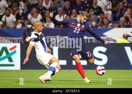 ©PHOTOPQR/LE PARISIEN/Arnaud Journois ; DECINES ; 07/09/2021 ; FOOTBALL , MATCH DE QUALIFICATION POUR LA coupe DU MONDE FIFA QATAR 2022 , 07/09/2021 , LYON , STADE GROUPAMA / FRANCE - FINLANDE / Theo Hernandez qualification football match entre la France et la Finlande à Decines-Charpieu près de Lyon, centre-est de la France sur 7 septembre 2021. Banque D'Images