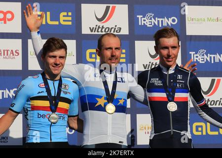 ©Pierre Teyssot/MAXPPP ; Championnats d'Europe de cyclisme sur route 2021 de l'UEC. Trento, Italie sur 12 septembre 2021. Elite Men Road Race, de gauche à la tribune, Remco EVENEPOEL (bel), Sonny COLBRELLI (ITA), Benoit Cosnefroy (FRA). Â© Pierre Teyssot / Maxppp Banque D'Images