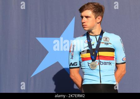 ©Pierre Teyssot/MAXPPP ; Championnats d'Europe de cyclisme sur route 2021 de l'UEC. Trento, Italie sur 12 septembre 2021. Elite Men Road Race, sur le podium à partir de la gauche, Remco EVENEPOEL (bel) © Pierre Teyssot / Maxppp Banque D'Images