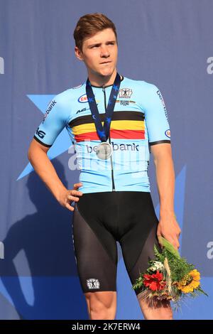 ©Pierre Teyssot/MAXPPP ; Championnats d'Europe de cyclisme sur route 2021 de l'UEC. Trento, Italie sur 12 septembre 2021. Elite Men Road Race, sur le podium à partir de la gauche, Remco EVENEPOEL (bel) © Pierre Teyssot / Maxppp Banque D'Images