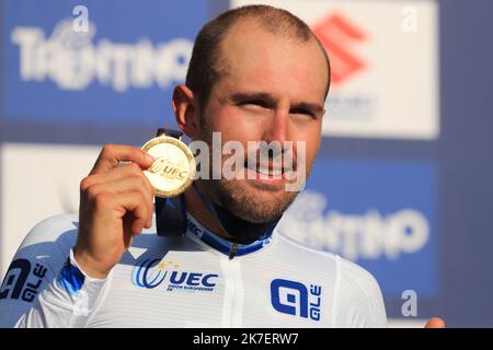 ©Pierre Teyssot/MAXPPP ; Championnats d'Europe de cyclisme sur route 2021 de l'UEC. Trento, Italie sur 12 septembre 2021. Elite Men Road Race, Sonny COLBRELLI (ITA) montre sa médaille d'or. Â© Pierre Teyssot / Maxppp Banque D'Images