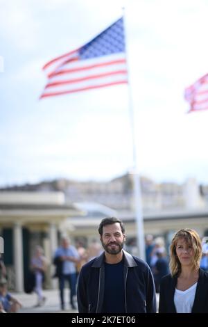 ©FRANCK CASTEL/MAXPPP - le Festival du film américain de Deauville 47th 2021. Le réalisateur français Christophe Honoré flanqué par les acteurs français du film Guermantes Laurent Lafitte, Banque D'Images