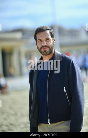 ©FRANCK CASTEL/MAXPPP - le Festival du film américain de Deauville 47th 2021. Le réalisateur français Christophe Honoré flanqué par les acteurs français du film Guermantes Laurent Lafitte, Banque D'Images