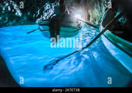 Canoës à l'intérieur d'une grotte turquoise, grotte bleue de Capri, Italie Banque D'Images