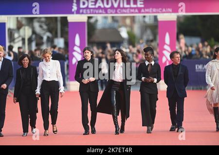 ©FRANCK CASTEL/MAXPPP - le Festival du film américain de Deauville 47th 2021. 2021.09.11. CÉRÉMONIE DE CLÔTURE LE FESTIVAL AMÉRICAIN DU FILM DE DEAUVILLE 47TH. Les Choses Humaines première et clôture . Le réalisateur français Mikhael Hers, la cinéaste française Marcia Romano, l'écrivain français Delphine de Vigan, le DJ français Sebastian, l'actrice et chanteuse française Charlotte Gainsbourg, l'actrice et mannequin française Fatou n'Diaye, le cinéaste français Bertrand Bonello, l'actrice française Garance Marillier et l'acteur français Denis Podialydes Banque D'Images