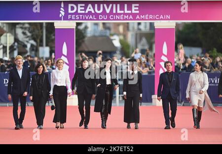 ©FRANCK CASTEL/MAXPPP - le Festival du film américain de Deauville 47th 2021. 2021.09.11. CÉRÉMONIE DE CLÔTURE LE FESTIVAL AMÉRICAIN DU FILM DE DEAUVILLE 47TH. Les Choses Humaines première et clôture . Le réalisateur français Mikhael Hers, la cinéaste française Marcia Romano, l'écrivain français Delphine de Vigan, le DJ français Sebastian, l'actrice et chanteuse française Charlotte Gainsbourg, l'actrice et mannequin française Fatou n'Diaye, le cinéaste français Bertrand Bonello, l'actrice française Garance Marillier et l'acteur français Denis Podialydes Banque D'Images