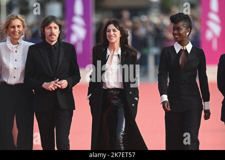 ©FRANCK CASTEL/MAXPPP - le Festival du film américain de Deauville 47th 2021. 2021.09.11. CÉRÉMONIE DE CLÔTURE LE FESTIVAL AMÉRICAIN DU FILM DE DEAUVILLE 47TH. Les Choses Humaines première et clôture . Le réalisateur français Mikhael Hers, la cinéaste française Marcia Romano, l'écrivain français Delphine de Vigan, le DJ français Sebastian, l'actrice et chanteuse française Charlotte Gainsbourg, l'actrice et mannequin française Fatou n'Diaye, le cinéaste français Bertrand Bonello, l'actrice française Garance Marillier et l'acteur français Denis Podialydes Banque D'Images