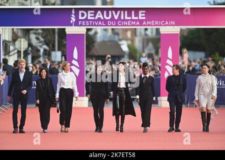 ©FRANCK CASTEL/MAXPPP - le Festival du film américain de Deauville 47th 2021. 2021.09.11. CÉRÉMONIE DE CLÔTURE LE FESTIVAL AMÉRICAIN DU FILM DE DEAUVILLE 47TH. Les Choses Humaines première et clôture . Le réalisateur français Mikhael Hers, la cinéaste française Marcia Romano, l'écrivain français Delphine de Vigan, le DJ français Sebastian, l'actrice et chanteuse française Charlotte Gainsbourg, l'actrice et mannequin française Fatou n'Diaye, le cinéaste français Bertrand Bonello, l'actrice française Garance Marillier et l'acteur français Denis Podialydes Banque D'Images