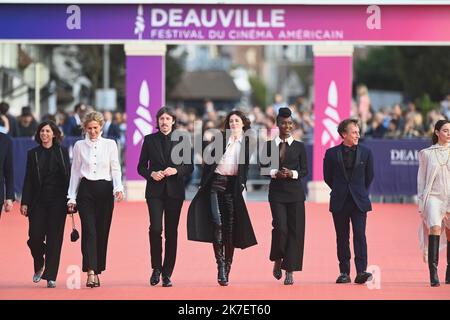 ©FRANCK CASTEL/MAXPPP - le Festival du film américain de Deauville 47th 2021. 2021.09.11. CÉRÉMONIE DE CLÔTURE LE FESTIVAL AMÉRICAIN DU FILM DE DEAUVILLE 47TH. Les Choses Humaines première et clôture . Le réalisateur français Mikhael Hers, la cinéaste française Marcia Romano, l'écrivain français Delphine de Vigan, le DJ français Sebastian, l'actrice et chanteuse française Charlotte Gainsbourg, l'actrice et mannequin française Fatou n'Diaye, le cinéaste français Bertrand Bonello, l'actrice française Garance Marillier et l'acteur français Denis Podialydes Banque D'Images