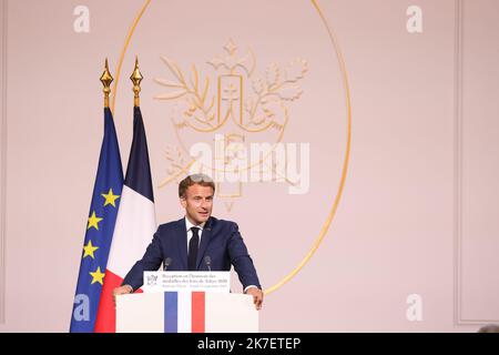 ©PHOTOPQR/LE PARISIEN/ARNAUD JOURNOIS ; PARIS ; 13/09/2021 ; CÉRÉMONIE AU PALAIS DE L'ELYSEE PRESIDEE PAR LE PRÉSIDENT DE LA RÉPUBLIQUE FRANCAISE EMMANUEL MACRON EN L'HONNEUR DES 187 MEDIALES OLYMPIQUES ET PARABLYMPIQUES DE TOKYO 2021 / PHOTO POOL - PARIS, FRANCE, SEPT 13TH 2021. Fête pour les champions olympiques et paralympiques français à l'Elysée Palace Banque D'Images