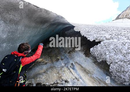 ©PHOTOPQR/OUEST FRANCE/Stéphane Geufroi ; Gavarnie ; 05/09/2021 ; le glacier d'Ossoue est un glacier des Pyrénées situé dans le massif du Vignemale, sur le versant nord de la frontière franco-espagnole dans le département des Hautes-Pyrénées. Le plus haut glacier des Pyrénées françaises, vicetime du chauffeur climatique, fait l’objet d’une surveillance permanente. Pierre René, glaciologue, estime qu’il aura dénigu d’ici à vingt ans. - Réchauffement climatique : Glacier d'Ossoue (Pyrénées françaises) Banque D'Images