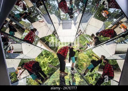 ©PHOTOPQR/PRESSE OCEAN/Olivier Lanrivain ; Nantes ; 15/09/2021 ; Scopitone. Passagers, l'œuvre immersion de Guillaume Marmin au jardin des plantes de Nantes, un kaléidoscope de 6 mètres de long dans un conteneur. Photo presse-Océan/Olivier Lanrivain - passagers, l'œuvre immersive de Guillaume Marmin au jardin des plantes de Nantes, un gigantesque kaléidoscope de 6 mètres de long dans un conteneur. Banque D'Images