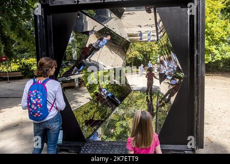 ©PHOTOPQR/PRESSE OCEAN/Olivier Lanrivain ; Nantes ; 15/09/2021 ; Scopitone. Passagers, l'œuvre immersion de Guillaume Marmin au jardin des plantes de Nantes, un kaléidoscope de 6 mètres de long dans un conteneur. Photo presse-Océan/Olivier Lanrivain - passagers, l'œuvre immersive de Guillaume Marmin au jardin des plantes de Nantes, un gigantesque kaléidoscope de 6 mètres de long dans un conteneur. Banque D'Images