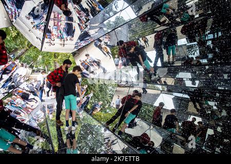 ©PHOTOPQR/PRESSE OCEAN/Olivier Lanrivain ; Nantes ; 15/09/2021 ; Scopitone. Passagers, l'œuvre immersion de Guillaume Marmin au jardin des plantes de Nantes, un kaléidoscope de 6 mètres de long dans un conteneur. Photo presse-Océan/Olivier Lanrivain - passagers, l'œuvre immersive de Guillaume Marmin au jardin des plantes de Nantes, un gigantesque kaléidoscope de 6 mètres de long dans un conteneur. Banque D'Images