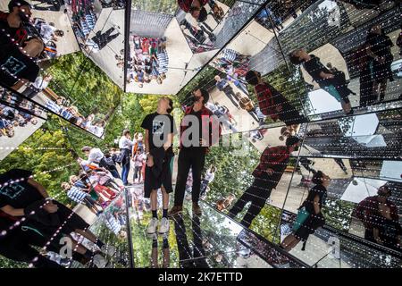 ©PHOTOPQR/PRESSE OCEAN/Olivier Lanrivain ; Nantes ; 15/09/2021 ; Scopitone. Passagers, l'œuvre immersion de Guillaume Marmin au jardin des plantes de Nantes, un kaléidoscope de 6 mètres de long dans un conteneur. Photo presse-Océan/Olivier Lanrivain - passagers, l'œuvre immersive de Guillaume Marmin au jardin des plantes de Nantes, un gigantesque kaléidoscope de 6 mètres de long dans un conteneur. Banque D'Images