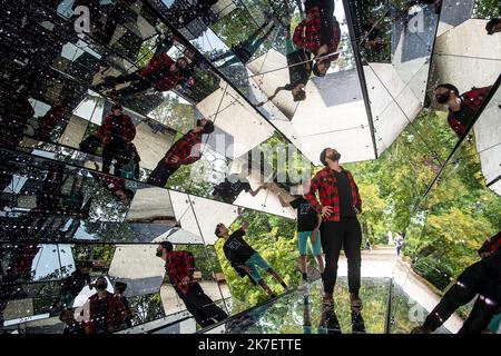 ©PHOTOPQR/PRESSE OCEAN/Olivier Lanrivain ; Nantes ; 15/09/2021 ; Scopitone. Passagers, l'œuvre immersion de Guillaume Marmin au jardin des plantes de Nantes, un kaléidoscope de 6 mètres de long dans un conteneur. Photo presse-Océan/Olivier Lanrivain - passagers, l'œuvre immersive de Guillaume Marmin au jardin des plantes de Nantes, un gigantesque kaléidoscope de 6 mètres de long dans un conteneur. Banque D'Images