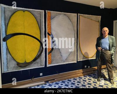 ©PHOTOPQR/l'UNION DE REIMS/Marion Dardard ; Reims ; 13/09/2021 ; le célbre peintre allemand Klaus Rinke était cette semaine dans l'appartement des Heidsieck pour changer l'une de ses toilettes, pointe en 1963 à Reims et accolée depuis chez la famille du champagne, monde Contre trois plus petites - le célèbre peintre allemand Klaus Rinke était cette semaine dans l'appartement Heidsieck pour échanger une de ses peintures, peintes en 1963 à Reims et accrochées depuis dans cette emblématique famille du monde du champagne, contre trois plus petites Banque D'Images