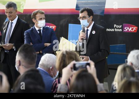 @ Pool/ELIOT BLONDT/Maxppp, France, paris, 2021/09/17 le président français Emmanuel Macron (3rdL) s'entretient avec le PDG de l'opérateur ferroviaire français SNCF Jean-Pierre Farandou (C) à la gare de Lyon, sur 17 septembre 2021 à Paris, lors d'une cérémonie marquant le 40th anniversaire du TGV français Banque D'Images