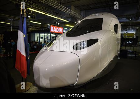 @ Pool/ELIOT BLONDT/Maxppp, France, paris, 2021/09/17 réplique grandeur nature du prochain TGV à la gare de Lyon, sur 17 septembre 2021 à Paris, lors d'une cérémonie marquant le 40th anniversaire du TGV français. Banque D'Images