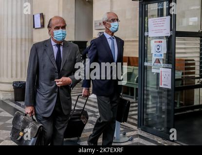 Â©PHOTOPQR/Sud Ouest/guillaume bonnaud ; Bordeaux ; 20/09/2021 ; LE 20 SEPTEMBRE 2021 / A BORDEAUX / AU TRIBUNAL PÉNAL / AU TRIBUNAL PÉNAL / A BORDEAUX / AU TRIBUNAL PÉNAL / A BORDEAUX / AU TRIBUNAL PÉNAL / AU TRIBUNAL PÉNAL POUR 2 CHIFFRES GIRONINES / PH GUILLAUME BONNAUD / LE 20 SEPTEMBRE 2021 / A BORDEAUX / AU TRIBUNAL PÉNAL DES VINS DE SAINT EMILION / CLASSEMENT DES VINS DE SAINT EMILION / CLASSEMENT DE SAINT EMILION POUR 2 FIGURES GIRONDES / pH Guillaume Bonnaud / PHILIPPE CASTEJA PROPRIETAIRE DU CHÂTEAU TROTTEVIILLE AVEC SON AVOCAT mis en EXAMEN POUR LEVIER ILLEGALE d'INTERETS - deux figures des Bodeaux français en cour f Banque D'Images