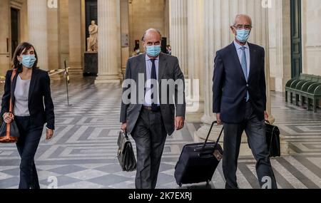 Â©PHOTOPQR/Sud Ouest/guillaume bonnaud ; Bordeaux ; 20/09/2021 ; LE 20 SEPTEMBRE 2021 / A BORDEAUX / AU TRIBUNAL PÉNAL / AU TRIBUNAL PÉNAL / A BORDEAUX / AU TRIBUNAL PÉNAL / A BORDEAUX / AU TRIBUNAL PÉNAL / AU TRIBUNAL PÉNAL POUR 2 CHIFFRES GIRONINES / PH GUILLAUME BONNAUD / LE 20 SEPTEMBRE 2021 / A BORDEAUX / AU TRIBUNAL PÉNAL DES VINS DE SAINT EMILION / CLASSEMENT DES VINS DE SAINT EMILION / CLASSEMENT DE SAINT EMILION POUR 2 FIGURES GIRONDES / pH Guillaume Bonnaud / PHILIPPE CASTEJA PROPRIETAIRE DU CHÂTEAU TROTTEVIILLE AVEC SON AVOCAT mis en EXAMEN POUR LEVIER ILLEGALE d'INTERETS - deux figures des Bodeaux français en cour f Banque D'Images