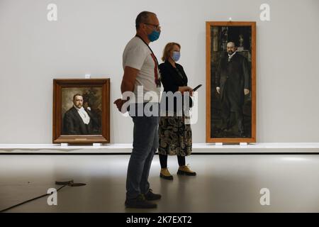 ©PHOTOPQR/LE PARISIEN/olivier corsan ; Paris ; 31/08/2021 ; Paris, France, le 31 août 2021. Montage de la prochaine exposition d'art contemporain à la Fondation LVMH (Moët Hennessy Louis Vuitton) de la collection Morozov. Oeuvre : Portrait des frères Morozov - montage de la prochaine exposition à la Fondation Louis Vuitton : la Collection Morozov, les icônes de l'art moderne Banque D'Images