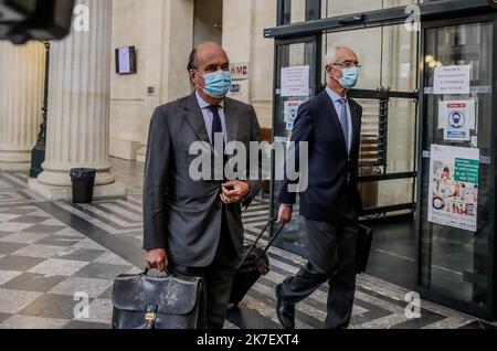 Â©PHOTOPQR/Sud Ouest/guillaume bonnaud ; Bordeaux ; 20/09/2021 ; LE 20 SEPTEMBRE 2021 / A BORDEAUX / AU TRIBUNAL PÉNAL / AU TRIBUNAL PÉNAL / A BORDEAUX / AU TRIBUNAL PÉNAL / A BORDEAUX / AU TRIBUNAL PÉNAL / AU TRIBUNAL PÉNAL POUR 2 CHIFFRES GIRONINES / PH GUILLAUME BONNAUD / LE 20 SEPTEMBRE 2021 / A BORDEAUX / AU TRIBUNAL PÉNAL DES VINS DE SAINT EMILION / CLASSEMENT DES VINS DE SAINT EMILION / CLASSEMENT DE SAINT EMILION POUR 2 FIGURES GIRONDES / pH Guillaume Bonnaud / PHILIPPE CASTEJA PROPRIETAIRE DU CHÂTEAU TROTTEVIILLE AVEC SON AVOCAT mis en EXAMEN POUR LEVIER ILLEGALE d'INTERETS - deux figures des Bodeaux français en cour f Banque D'Images