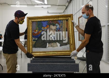 ©PHOTOPQR/LE PARISIEN/olivier corsan ; Paris ; 31/08/2021 ; Paris, France, le 31 août 2021. Montage de la prochaine exposition d'art contemporain à la Fondation LVMH (Moët Hennessy Louis Vuitton) de la collection Morozov. Oeuvre : Portrait de Morozov par Valentin Serov (1910) devant une toile de Matisse. - Montage de la prochaine exposition à la Fondation Louis Vuitton : la Collection Morozov, les icônes de l'art moderne Banque D'Images