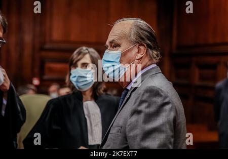 Â©PHOTOPQR/Sud Ouest/guillaume bonnaud ; Bordeaux ; 20/09/2021 ; LE 20 SEPTEMBRE 2021 / A BORDEAUX / AU TRIBUNAL PÉNAL / AU TRIBUNAL PÉNAL / A BORDEAUX / AU TRIBUNAL PÉNAL / A BORDEAUX / AU TRIBUNAL PÉNAL / AU TRIBUNAL PÉNAL POUR 2 CHIFFRES GIRONINES / PH GUILLAUME BONNAUD / LE 20 SEPTEMBRE 2021 / A BORDEAUX / AU TRIBUNAL PÉNAL DES VINS DE SAINT EMILION / CLASSEMENT DES VINS DE SAINT EMILION / CLASSEMENT DE SAINT EMILION POUR 2 FIGURES GIRONDES / pH Guillaume Bonnaud / PHILIPPE CASTEJA PROPRIETAIRE DU CHÂTEAU TROTTEVIILLE AVEC SON AVOCAT mis en EXAMEN POUR LEVIER ILLEGALE d'INTERETS - deux figures des Bodeaux français en cour f Banque D'Images