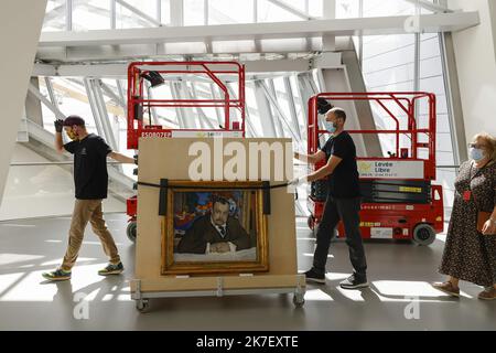 ©PHOTOPQR/LE PARISIEN/olivier corsan ; Paris ; 31/08/2021 ; Paris, France, le 31 août 2021. Montage de la prochaine exposition d'art contemporain à la Fondation LVMH (Moët Hennessy Louis Vuitton) de la collection Morozov. Oeuvre : Portrait de Morozov par Valentin Serov (1910) devant une toile de Matisse. - Montage de la prochaine exposition à la Fondation Louis Vuitton : la Collection Morozov, les icônes de l'art moderne Banque D'Images