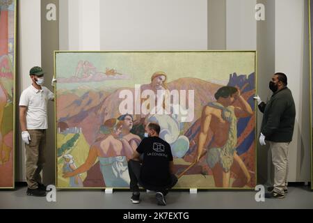 ©PHOTOPQR/LE PARISIEN/olivier corsan ; Paris ; 01/09/2021 ; Paris, France, le 1er septembre 2021. Montage de la prochaine exposition à la Fondation Louis Vuitton ( LVMH Moët Hennessy Louis Vuitton) : la collection Morozov , les icônes de l'art moderne. Accrochage de ' l'Histoire de Psyché ' de Maurice Denis. - Montage de la prochaine exposition à la Fondation Louis Vuitton : la Collection Morozov, les icônes de l'art moderne Banque D'Images