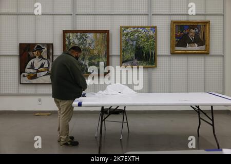 ©PHOTOPQR/LE PARISIEN/olivier corsan ; Paris ; 31/08/2021 ; Paris, France, le 31 août 2021. Montage de la prochaine exposition à la Fondation LVMH (Moët Hennessy Louis Vuitton) : la collection Morozov , les icônes de l'art contemporain. - Montage de la prochaine exposition à la Fondation Louis Vuitton : la Collection Morozov, les icônes de l'art moderne Banque D'Images