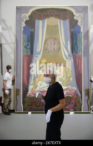 ©PHOTOPQR/LE PARISIEN/olivier corsan ; Paris ; 01/09/2021 ; Paris, France, le 1er septembre 2021. Montage de la prochaine exposition à la Fondation Louis Vuitton ( LVMH Moët Hennessy Louis Vuitton) : la collection Morozov , les icônes de l'art moderne. Anne Baldassari (cheveux gris) en est le commissaire de l'exposition. - Montage de la prochaine exposition à la Fondation Louis Vuitton : la Collection Morozov, les icônes de l'art moderne Banque D'Images