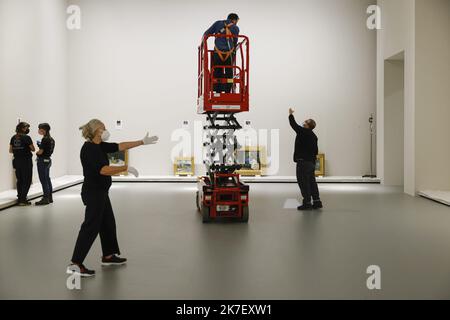 ©PHOTOPQR/LE PARISIEN/olivier corsan ; Paris ; 01/09/2021 ; Paris, France, le 1er septembre 2021. Montage de la prochaine exposition à la Fondation Louis Vuitton ( LVMH Moët Hennessy Louis Vuitton) : la collection Morozov , les icônes de l'art moderne. Anne Baldassari (cheveux gris) en est le commissaire de l'exposition. - Montage de la prochaine exposition à la Fondation Louis Vuitton : la Collection Morozov, les icônes de l'art moderne Banque D'Images