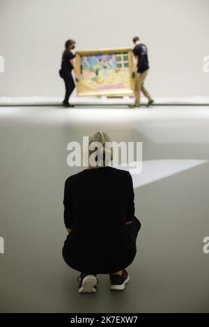 ©PHOTOPQR/LE PARISIEN/olivier corsan ; Paris ; 01/09/2021 ; Paris, France, le 1er septembre 2021. Montage de la prochaine exposition à la Fondation Louis Vuitton ( LVMH Moët Hennessy Louis Vuitton) : la collection Morozov , les icônes de l'art moderne. Anne Baldassari (cheveux gris) en est le commissaire de l'exposition. - Montage de la prochaine exposition à la Fondation Louis Vuitton : la Collection Morozov, les icônes de l'art moderne Banque D'Images