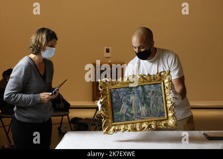 ©PHOTOPQR/LE PARISIEN/olivier corsan ; Paris ; 31/08/2021 ; Paris, France, le 31 août 2021. Montage de la prochaine exposition d'art contemporain à la Fondation LVMH (Moët Hennessy Louis Vuitton) de la collection Morozov. Oeuvre : Baigneurs de Cézanne - montage de la prochaine exposition à la Fondation Louis Vuitton : la Collection Morozov, les icônes de l'art moderne Banque D'Images